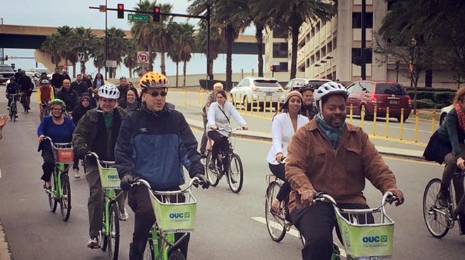 Mayor Buddy Dyer launches Orlando Bike Share (and rides a bike around for photographers)