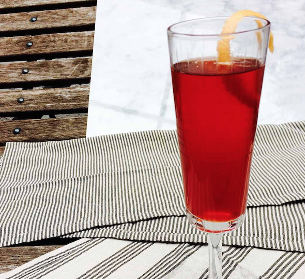 Summertime calls for adding sparkling rośe and ruby-red grapefruit to your negroni