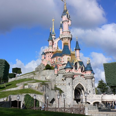 Disney looks to take full ownership of its failing Paris resort (2)