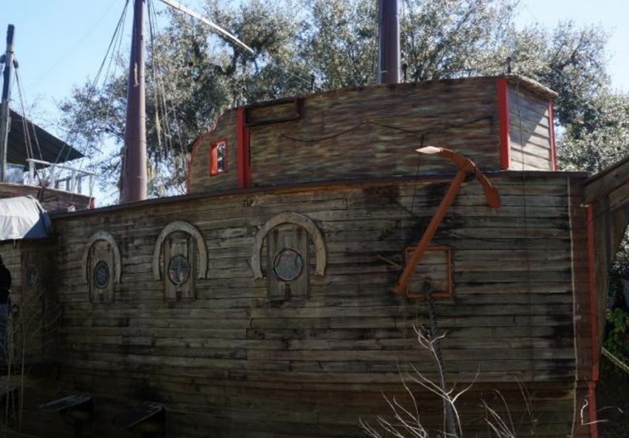 Ona
Where to eat or drink: Modeled after a 16th century Spanish Galleon, The Boat in the Moat is neighbor to Solomon&#146;s Castle. And while none have reported finding gold coins or spotting singing mermaids, quite a few have reported finding a good meal.
Photo via booking123/TripAdvisor