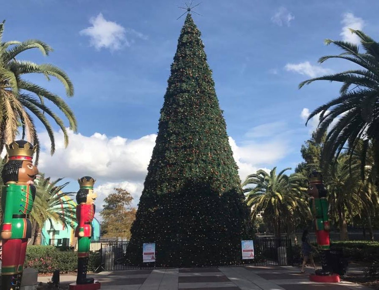 Listen to Christmas music at Lake Eola
512 E Washington St. | 407-246-2121
Through Jan. 6, evenings at Lake Eola will come alive with Christmas music, decorations, and a holiday light show. So bring a blanket, lay out, and enjoy hearing favorites like &#147;Jingle Bells&#148; and &#147;Santa Claus Is Comin&#146; To Town&#148;. Check their website for additional events, like a special appearance from the Florida Symphony Youth Orchestra on Dec. 2, at 6p.m.
Photo via Lake Eola/Twitter