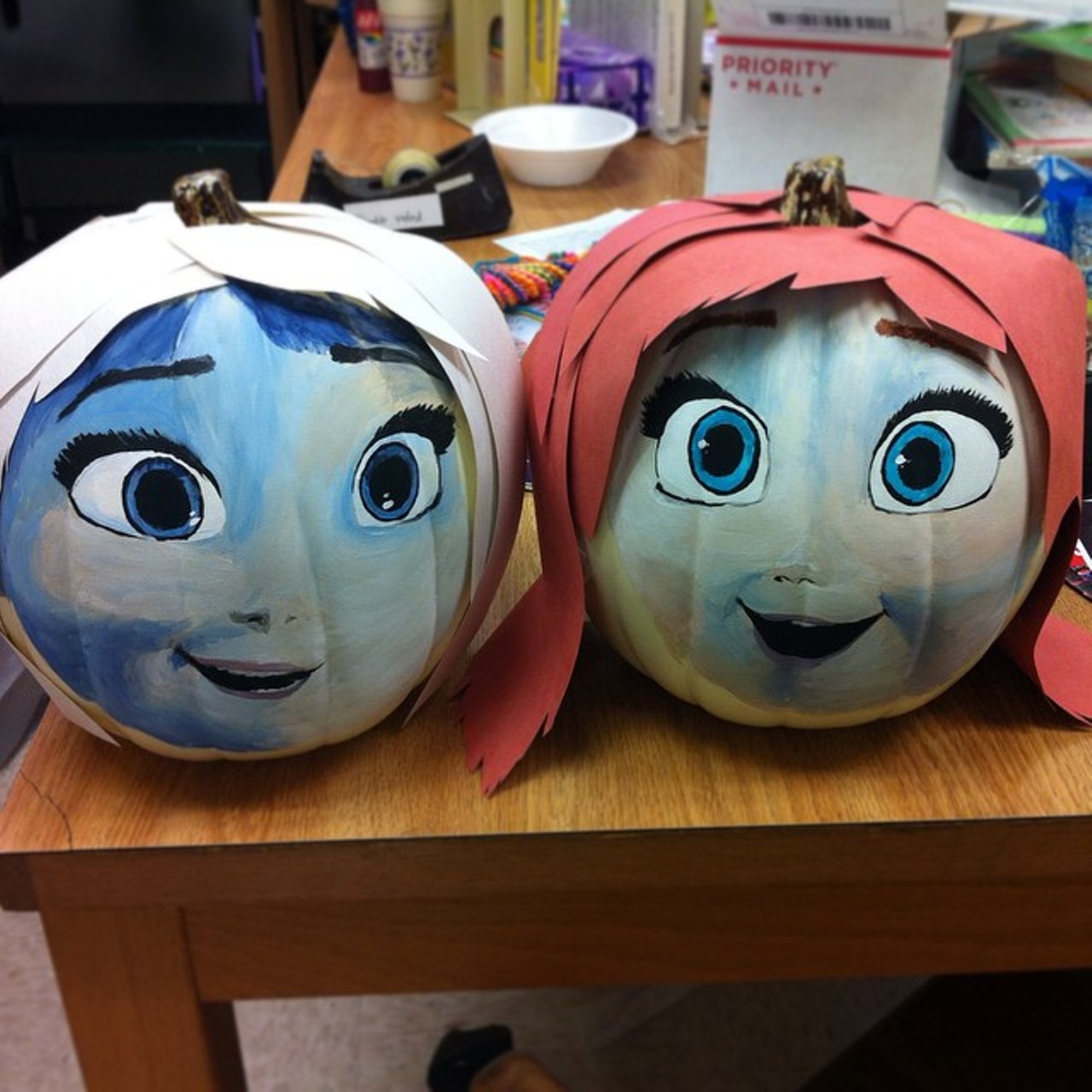 Anna and Elsa from FrozenPhoto via somewhatsketchy