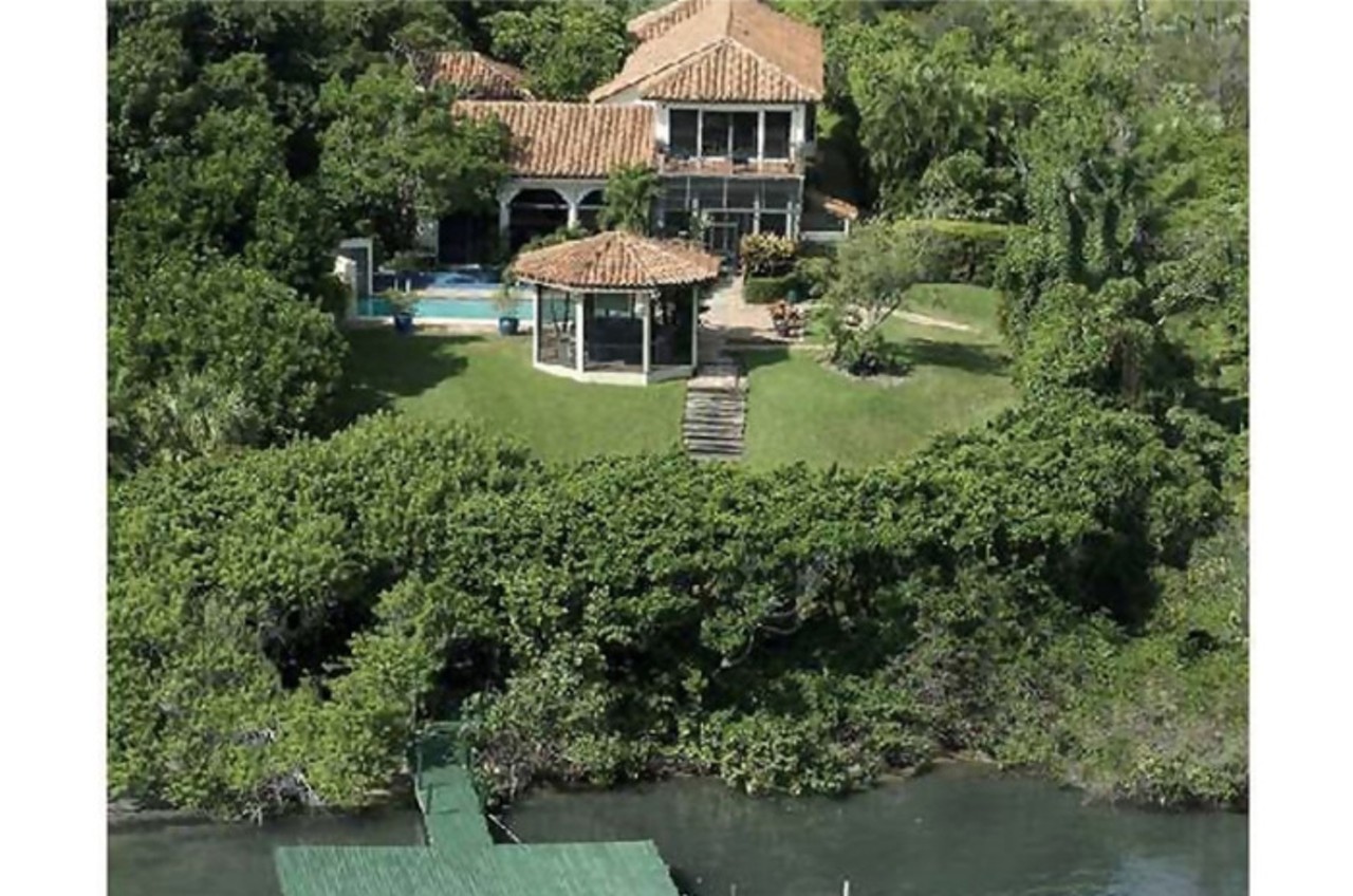 Burt Reynolds just sold his Florida party compound for a $12 million loss, let's take a tour