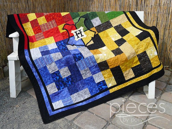 Harry Potter fans: You can buy this Hogwarts quilt on etsy.com