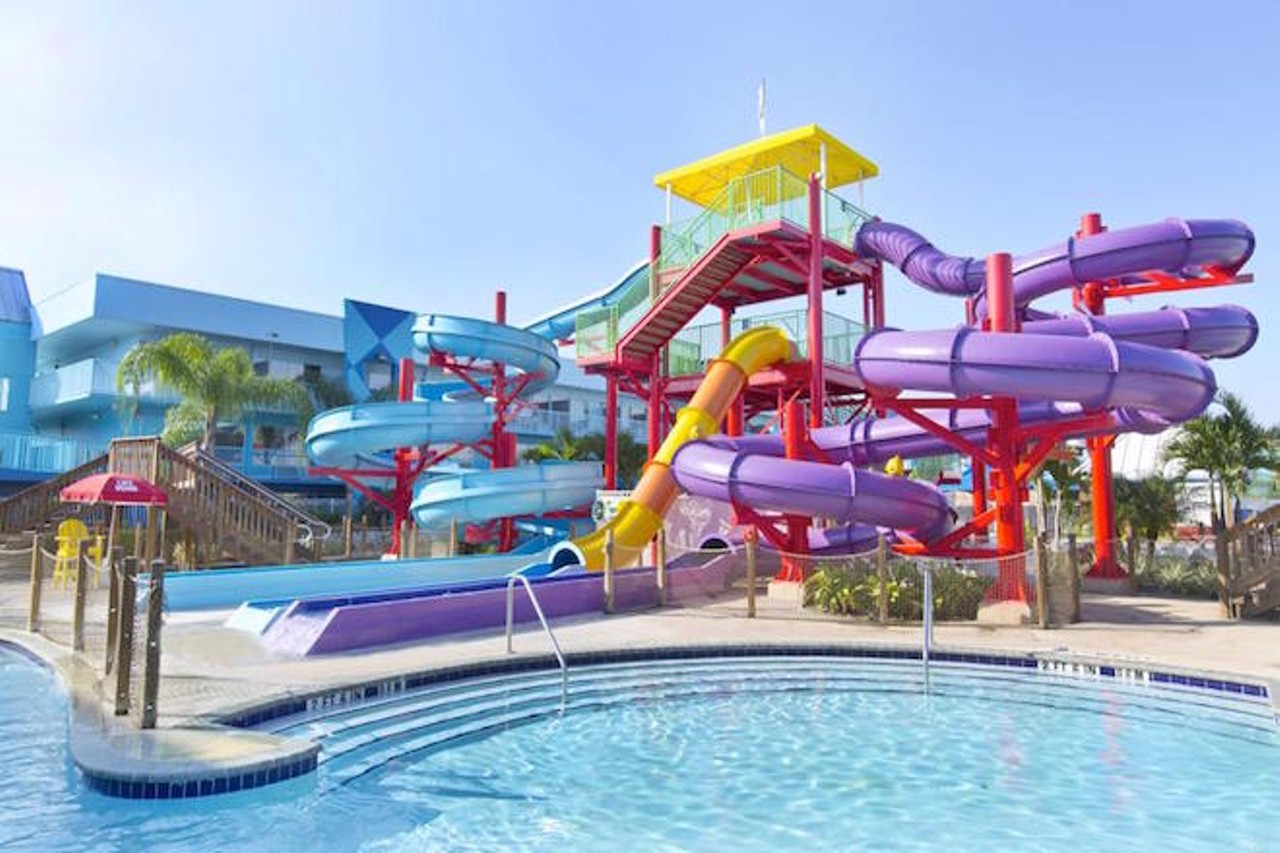 Did you know that there's a waterpark resort in Kissimmee where you can hold your wedding? It's called the Flamingo Waterpark, and it's a hotel, resort and water park all in one. Photos via Flamingo Waterpark.