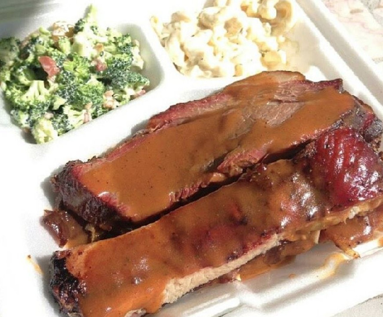 Try this: Classic BBQ ribs with old-school hearty sides give this place a timeless taste.
Photo via sosaic/ Instagram