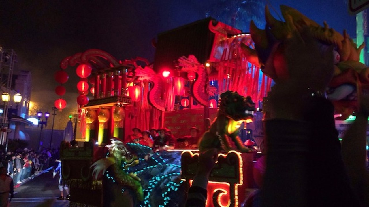 Laissez les bons temps rouler! 28 shots from Mardi Gras at Universal Studios