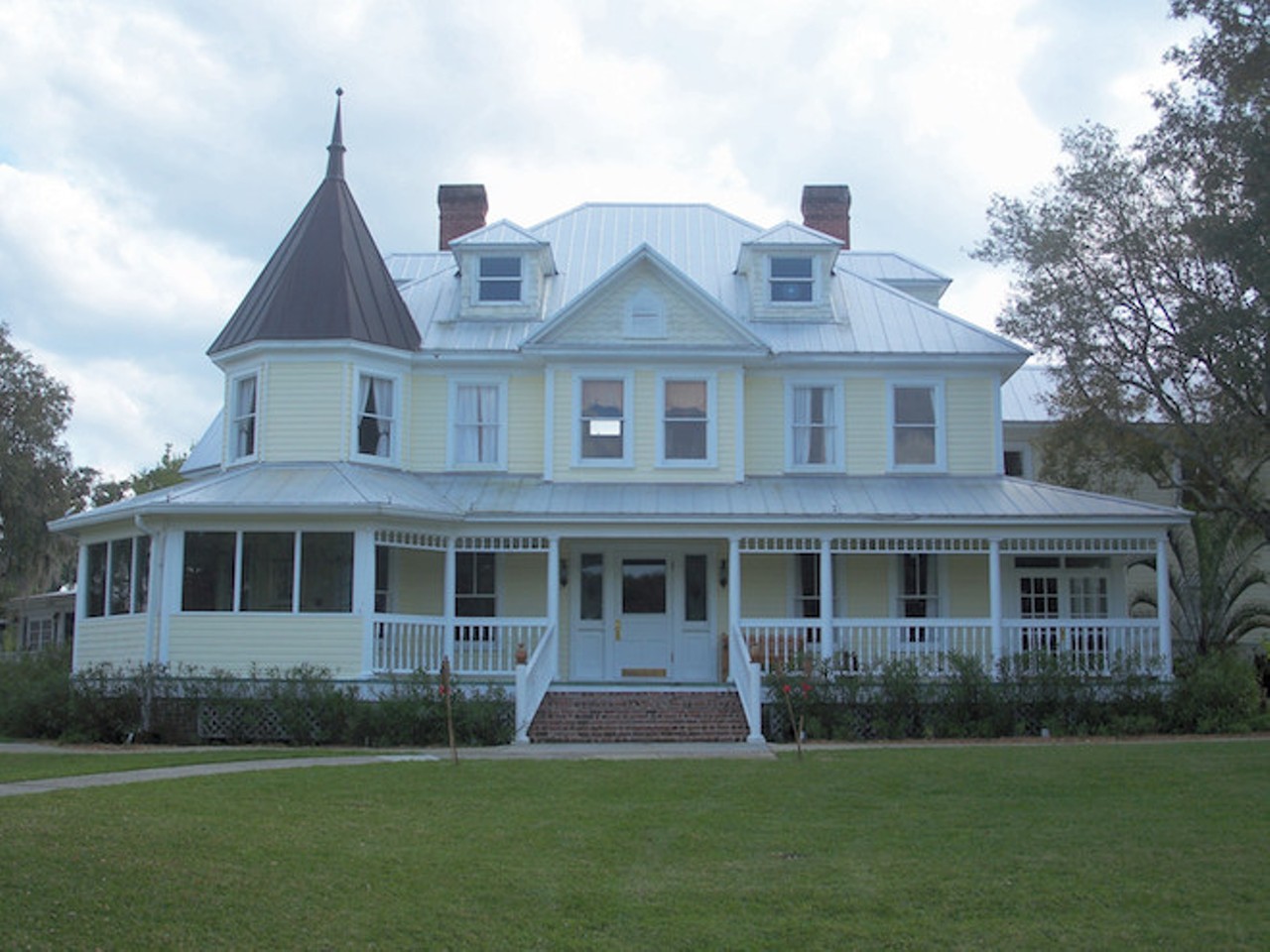 Highland Manor, Apopka
Located in Apopka, this house passed through several owners including the McBride family and the Townsend family before becoming a wedding event location. Strange noises are said to happen in the attic and ghost&#150;like presences get a little bit too friendly with guests.Image via Wikimedia