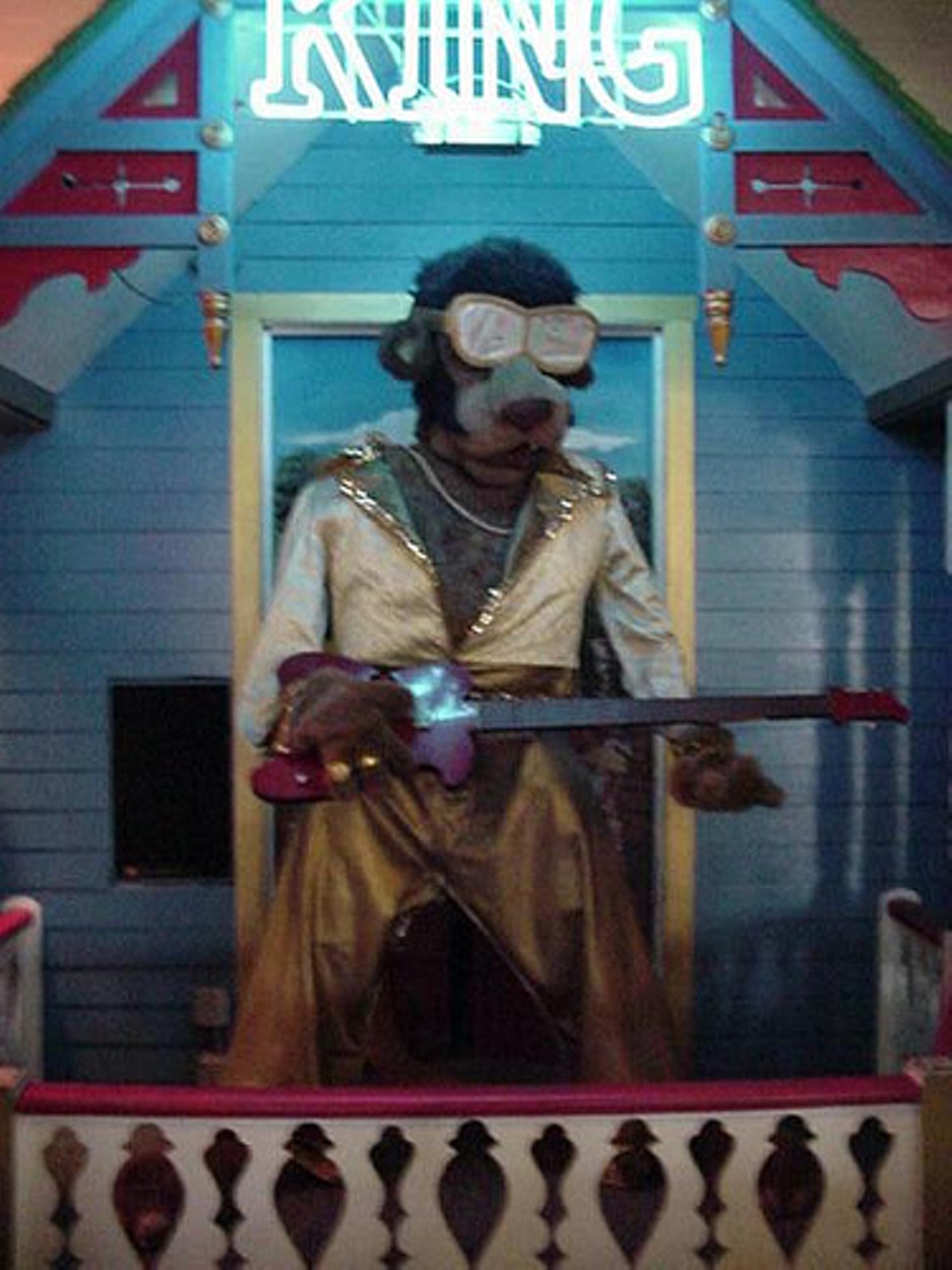 At some point in the attraction's history, it introduced an animatronic act, similar to the ones they had at the old ShowBiz Pizza Theaters. (image via bigfloridacountry.com)