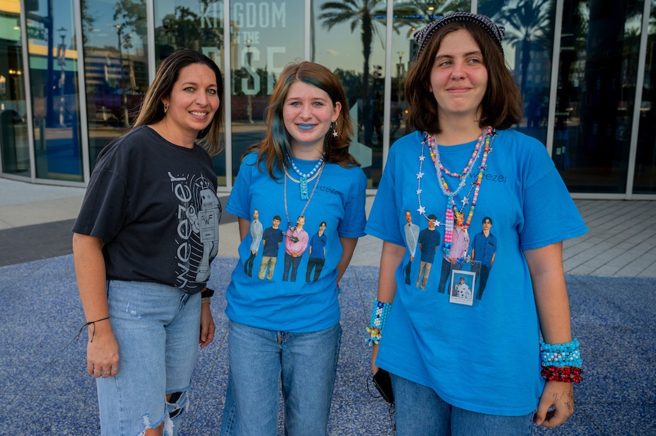 Fans ready for Weezer at the Kia Center