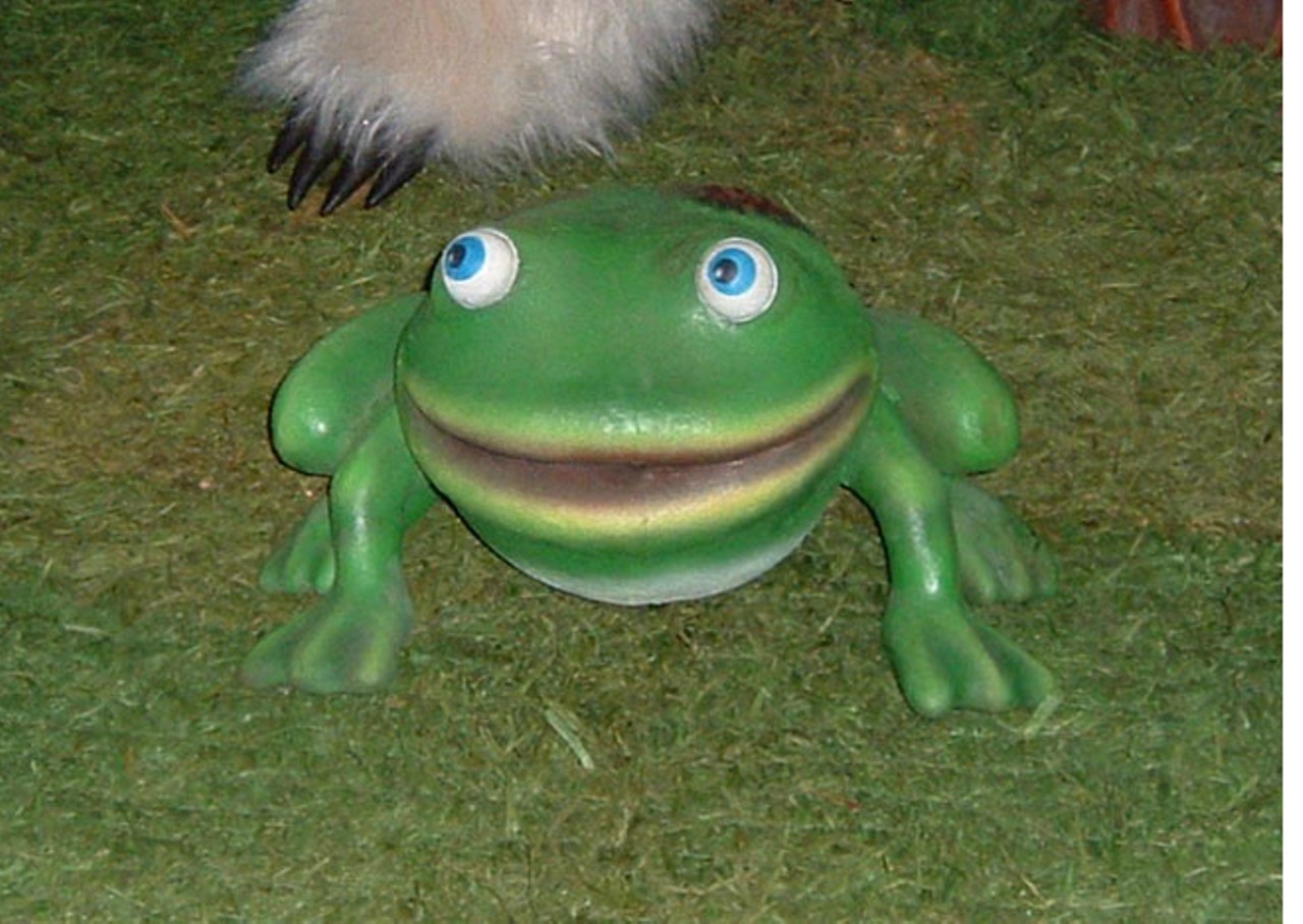 Frog was, essentially, another prop. Photo via Showbizpizza.com