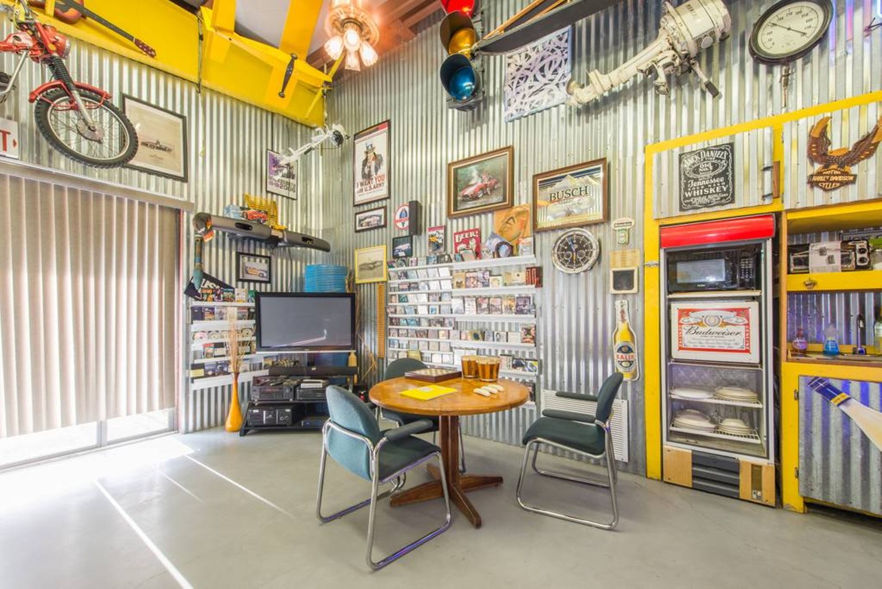 ManCave apartment/airplane hangar.
3 guests, Studio, 1 bed, 1 bath
$75 per night
Stay indoors and enjoy some tv and check out the dope cd colletion linging the walls at this perfect hideaway.