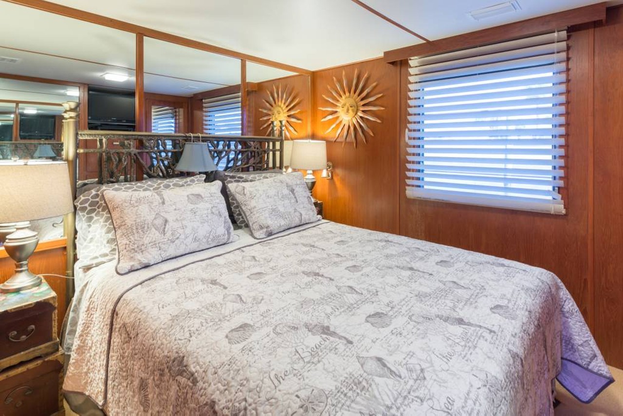 Houseboat - 60 feet of luxury
4 guests, 2 bedrooms, 3 beds, 2.5 baths
$175 per night
There are two formal bedrooms on this boat, both featuring a queen size bed and one untraditional sleeping arrangement like the sofa bed in the living room space.