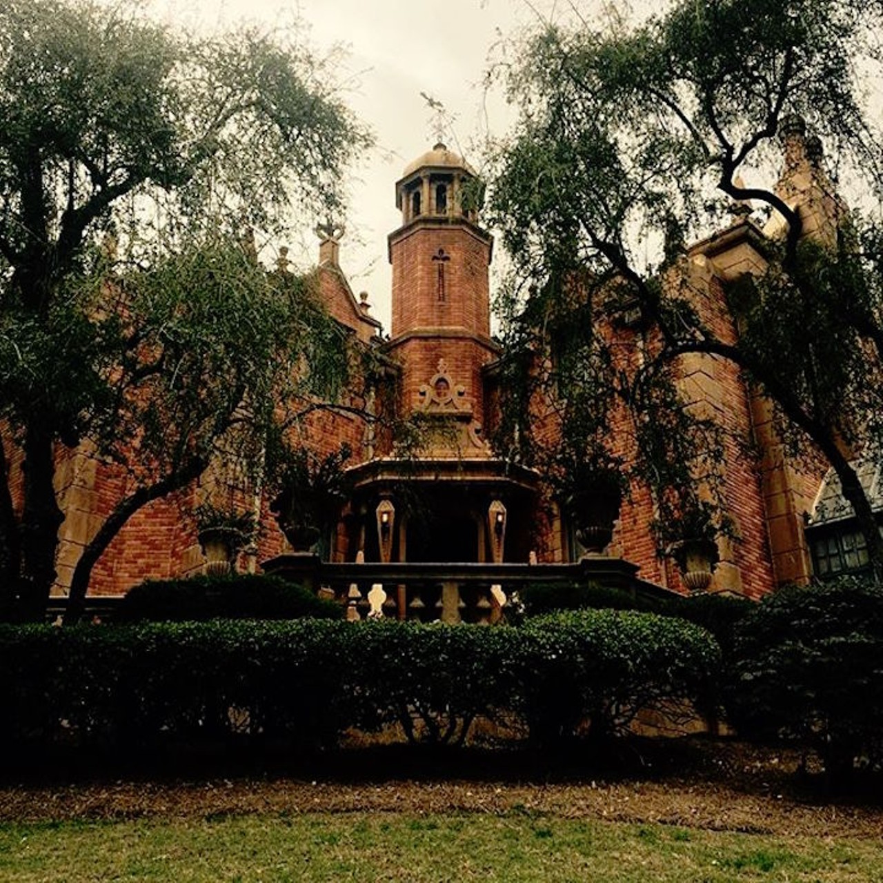 17. The Haunted Mansion
Because nothing will get your inner goth going like a rendition of "Grim Grinning Ghosts."
Photo via lil_larso/Instagram