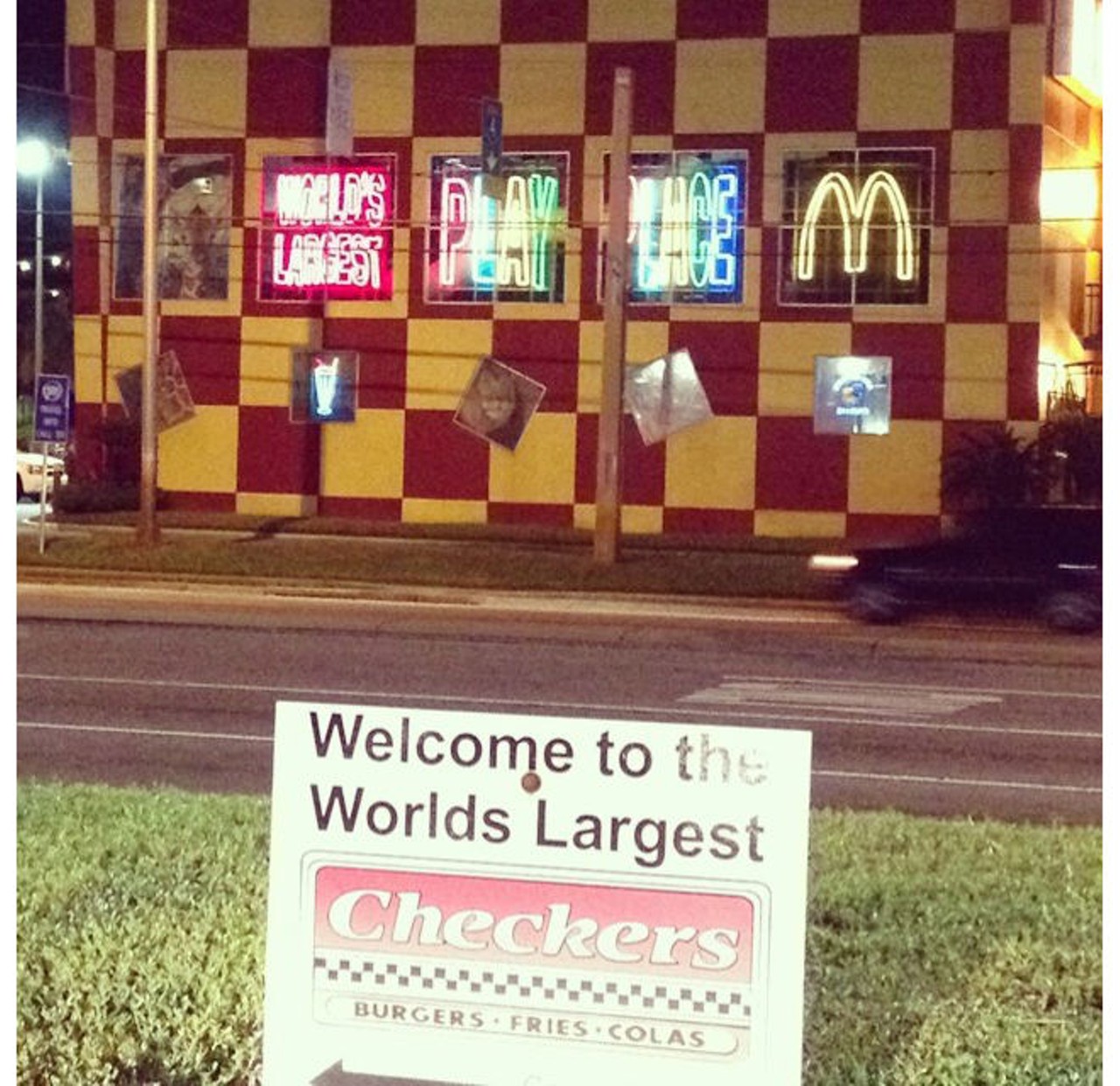 #onlyinorlando will you find the world's largest Checkers across the road from the world's largest McDonald's.Instagram: turntable26