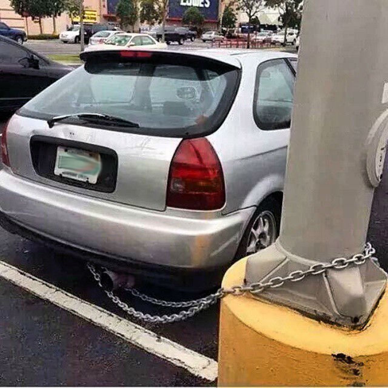 #onlyinorlando does chaining your car to a pole seem like a reasonable way to prevent car theft.  Instagram: vexed_inc