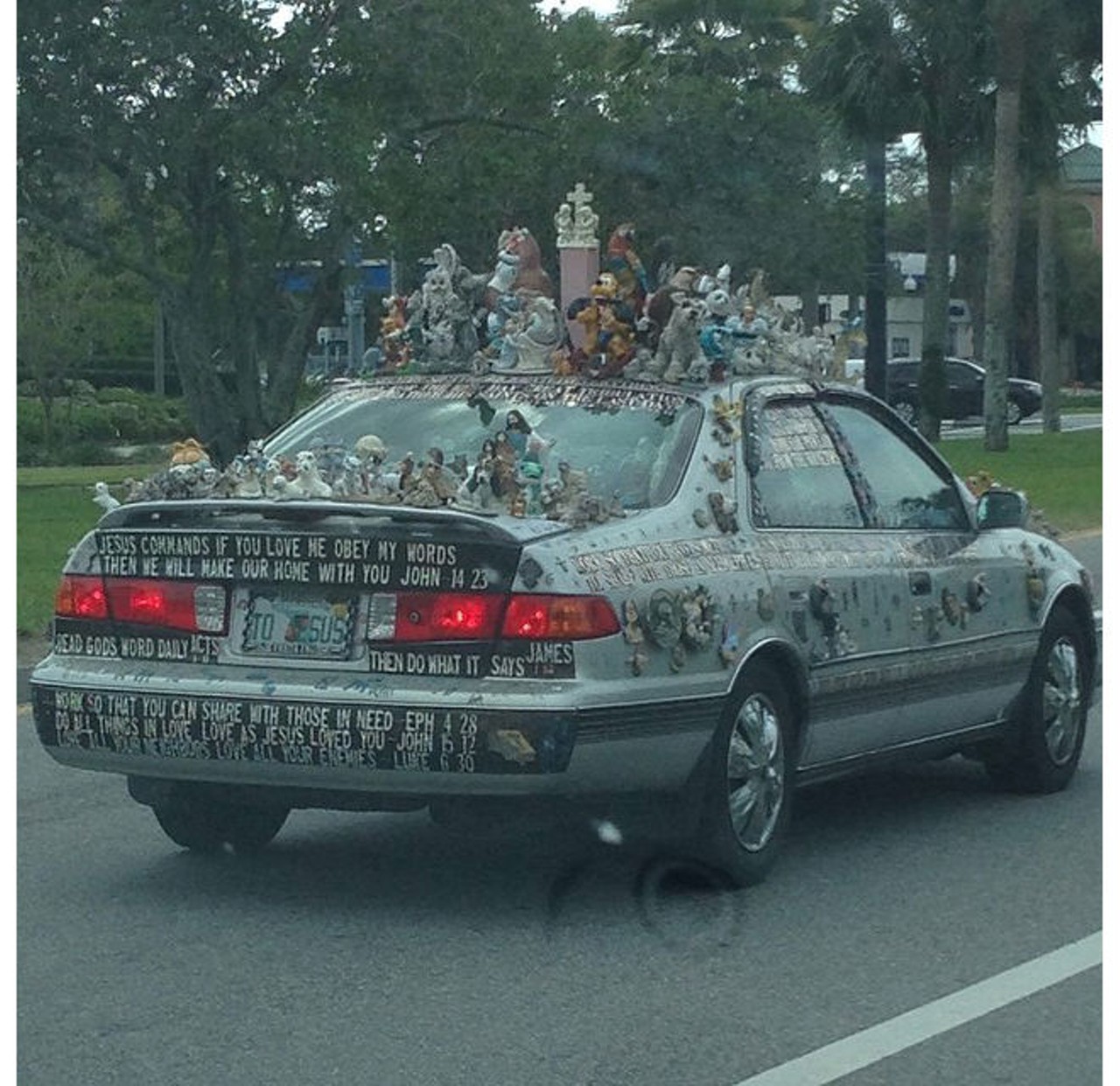 #onlyinorlando will you find a car covered in minifigs.Instagram: matt_tucker15