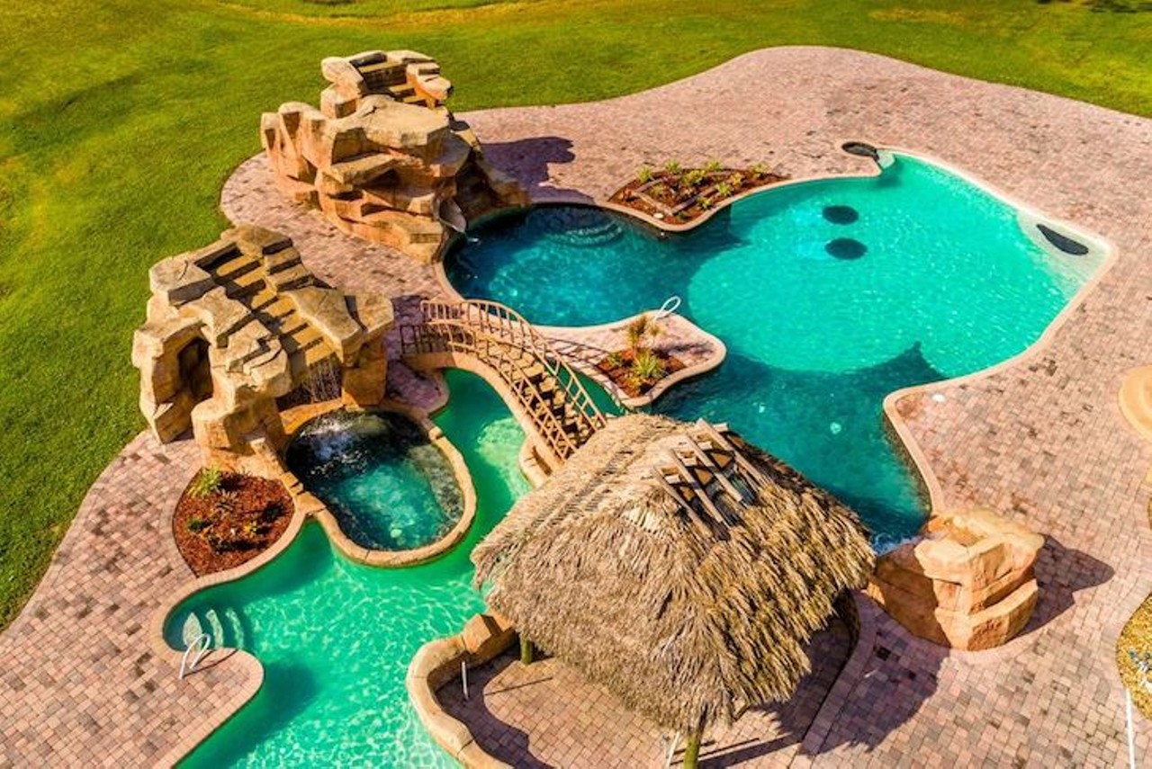 https://media2.orlandoweekly.com/orlando/imager/this-ridiculous-disney-themed-florida-mansion-comes-with-a-mickey-mouse-shaped-pool/u/zoom/30890609/iseoz3ms21nd2s1000000000.jpg?cb=1648299078