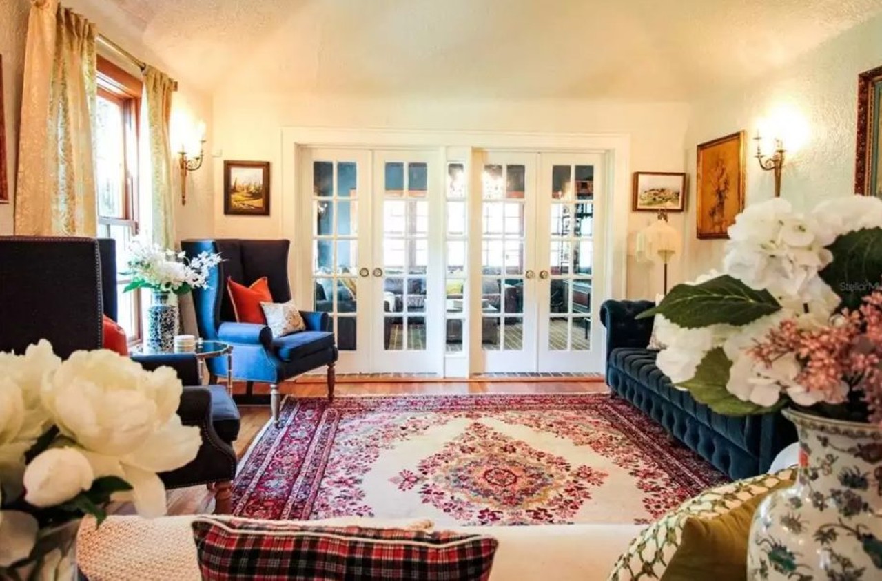 This storybook cottage near the Country Club of Orlando just hit the market