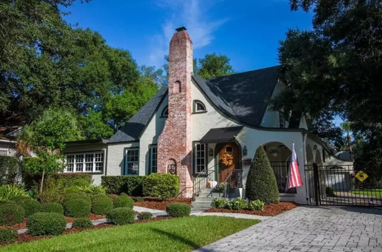 This storybook cottage near the Country Club of Orlando just hit the market