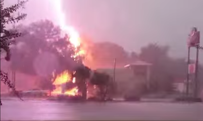 Watch this Gainesville Wendy's get severely punished with lightning