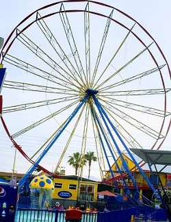Fun Spot's old Ferris Wheel is nearly completely demo'd with all gondolas now removed. - Image via Fun Spot