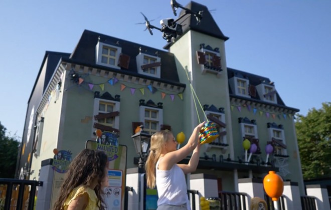 Legoland Windsor used a drone to deliver ice cream and we need this in Florida (3)
