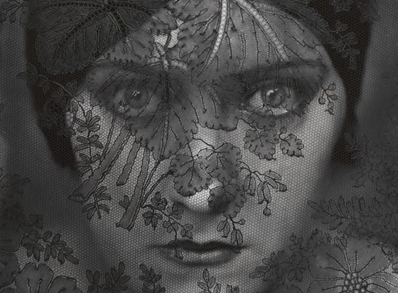 EDWARD STEICHEN, "GLORIA SWANSON," (1924). GELATIN SILVER PRINT, 9 7/16 X 7 1/2 INCHES. LENT BY THE METROPOLITAN MUSEUM OF ART, GIFT OF GRACE M. MAYER, 1989. © 2019 THE ESTATE OF EDWARD STEICHEN/ARTISTS RIGHTS SOCIETY, NEW YORK. PHOTO: ART RESOURCE