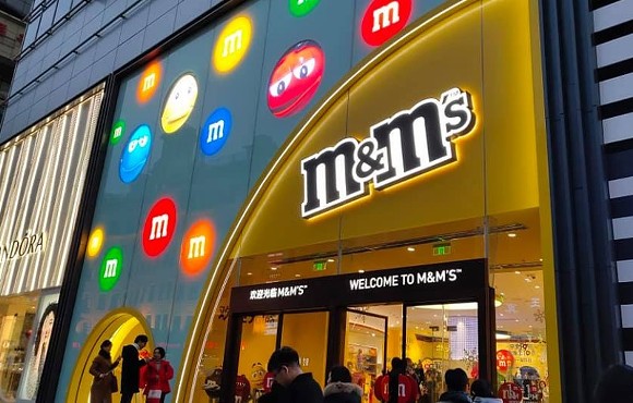 M&M World Shanghai's updated facade - Image via Liwei Wang/Facebook