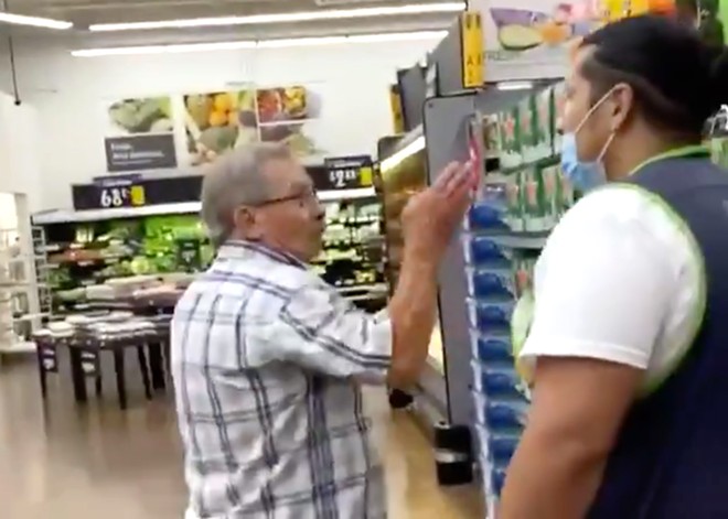 Video shows angry Florida man trying to fight his way into a Walmart after refusing to wear a face mask (3)