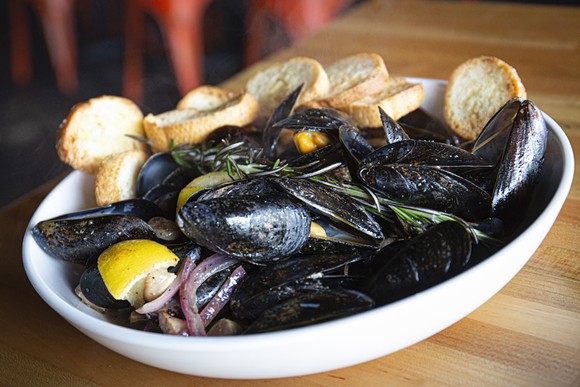 Drunken mussels - Photo by Rob Bartlett