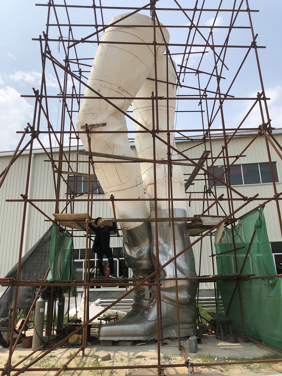 THROUGH JAN. 3, 2021: ‘JEFRË: POINTS OF CONNECTION,’ ORLANDO MUSEUM OF ART - FLORIDA ARTIST JEFRË WORKING ON A 24-STORY-HIGH STANDING FIGURE. WHEN COMPLETED, IT WILL BE ONE OF THE WORLD’S TALLEST ARTWORKS. [PHOTO COURTESY ORLANDO MUSEUM OF ART]