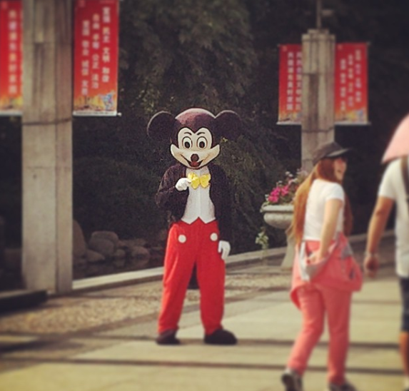 A knockoff Mickey Mouse spotted in Shanghai - Image via Carpy0726 | Instagram