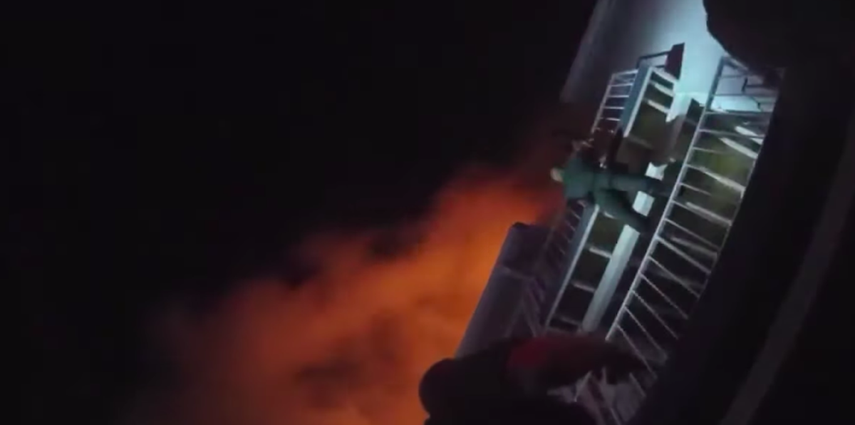 Bodycam footage shows Orange County deputy climbing balcony to save infant in Orlando apartment fire | Orlando Area News | Orlando