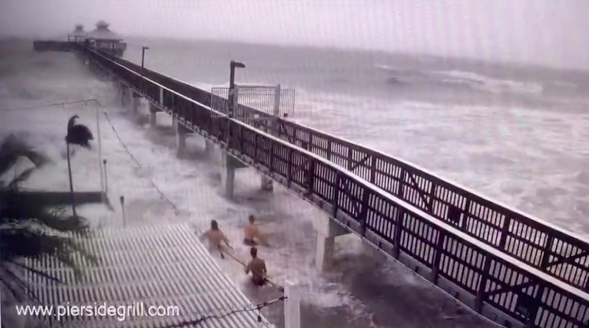 Florida men swim in storm surge, climb out on Fort Myers pier during Hurricane Ian [VIDEO] | Florida News | Orlando