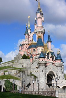 Disney looks to take full ownership of its failing Paris resort (2)