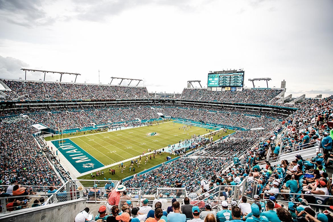Thousands of workers preparing Miami stadium for Super Bowl