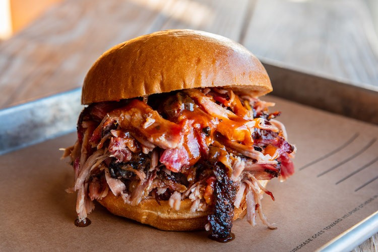 https://media2.orlandoweekly.com/orlando/imager/u/original/29221769/4r-pulled-pork-sandwich-1844.jpg