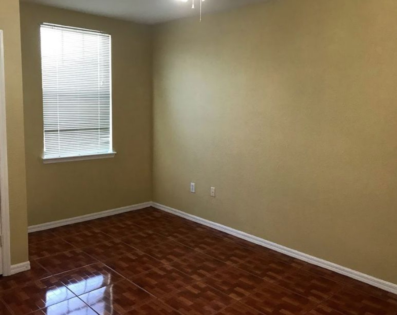 9910 Turf Way, Orlando
$1,225/mo
2 bed, 2 bath, 905 sqft
The bedrooms are spacious and that window offers plenty of natural light.