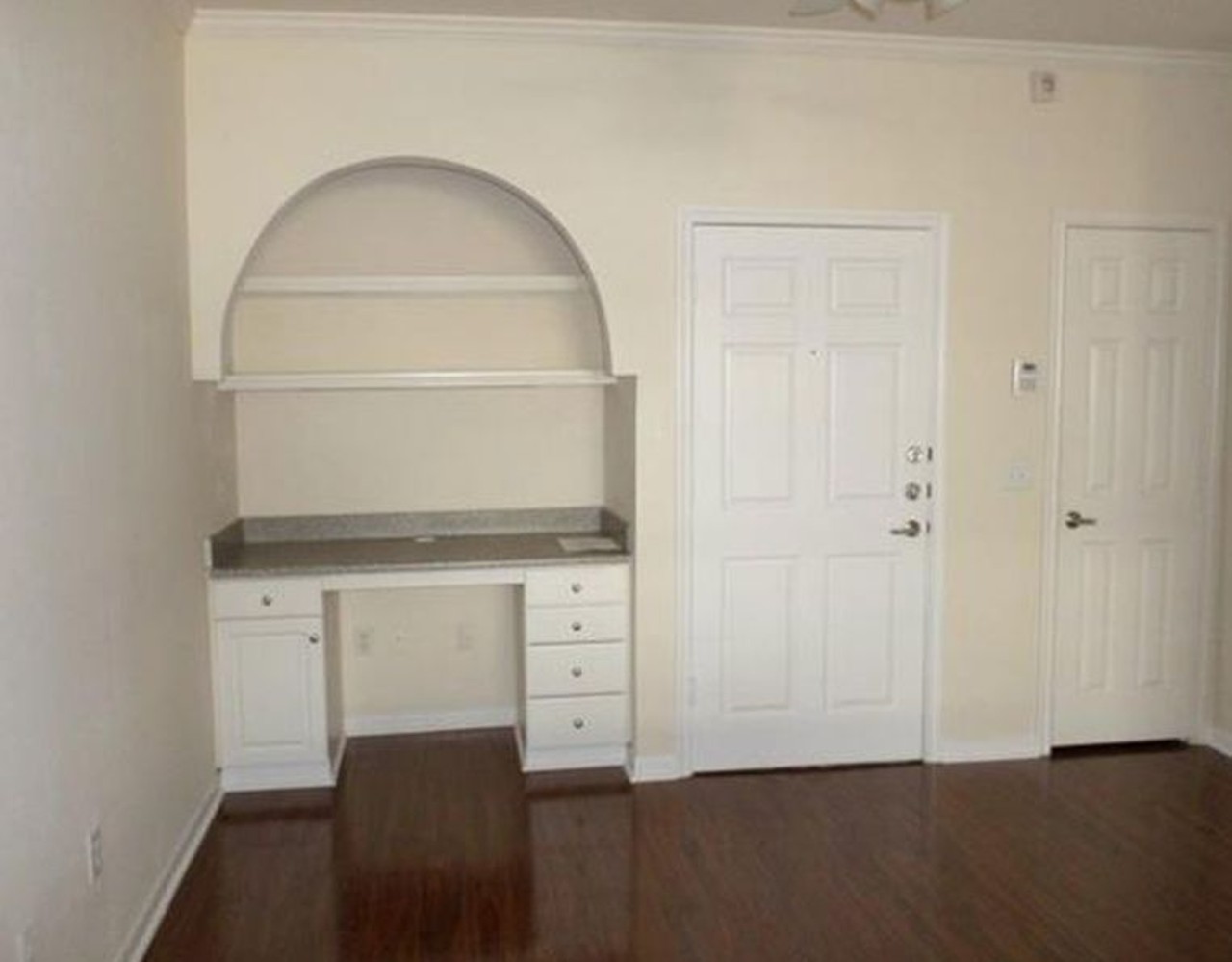 860 N Orange Ave, Orlando
$700/mo
1 bed, 1 bath, 700 sqft
Ever wish you had enough space for a desk in your bedroom? Well here you can with this area built into the master bedroom.