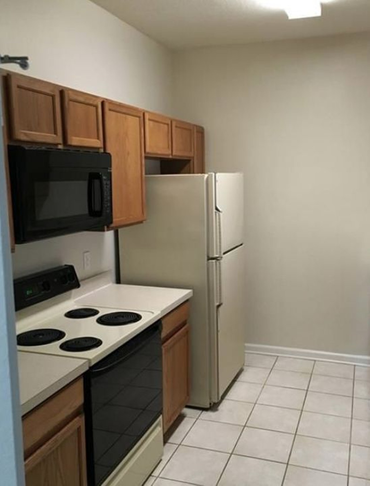 7123 Yacht Basin Ave, Orlando
$1,250/mo
2 bed, 2 bath, 1,050 sqft
Nothing fancy about this kitchen. It's utility only and will allow you to cook up whatever you need.